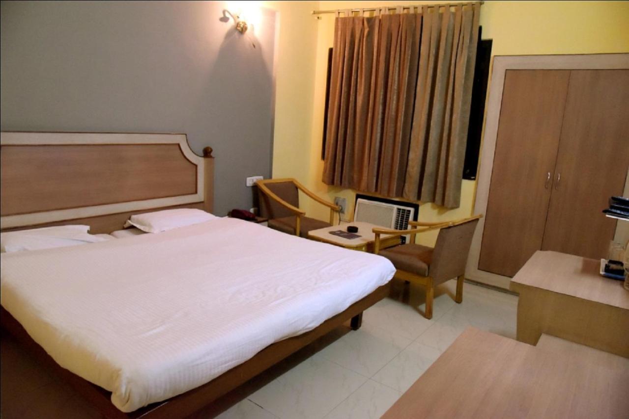 Hotel Krishna Palace, Ayodhya Exterior foto